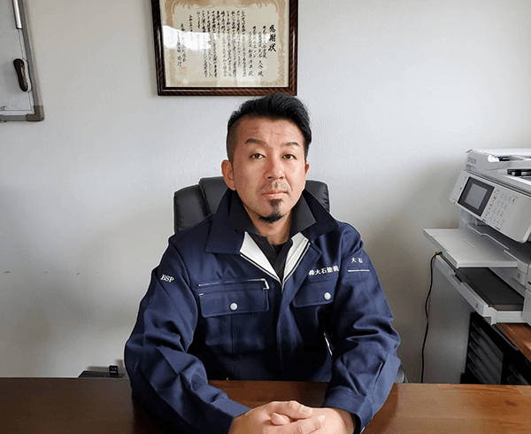 作業服を着た男性